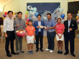 โปรอาร์มและนักกอล์ฟร่วมสวัสดีปีใหม่ คุณสันติ ภิรมย์ภักดี กรรมการผู้จัดการใหญ่ บุญรอด